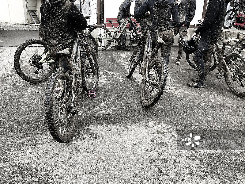 雨中骑行图片素材