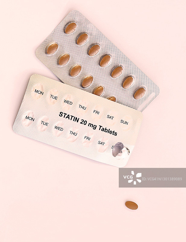 两板20mg他汀类药物，其中一粒已取出图片素材