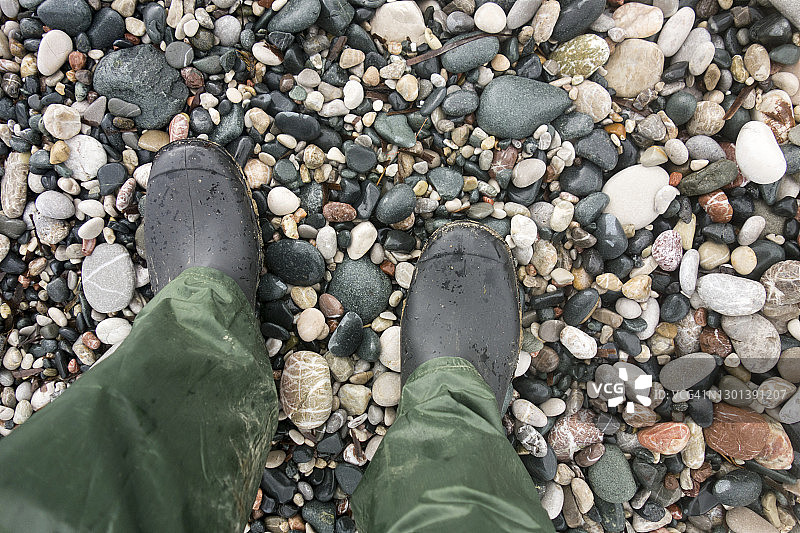 在雨天穿威灵顿靴子的人图片素材