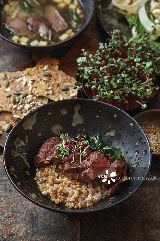 斯堪的纳维亚烤鹿肉排配斯佩尔特小麦图片素材