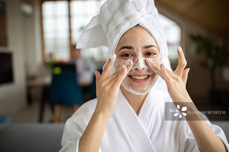 美丽女人在家享受美容护理的肖像图片素材