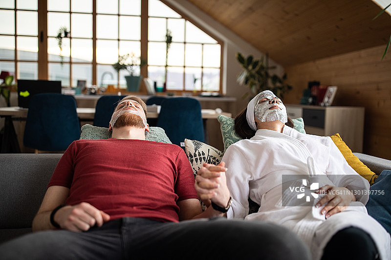 年轻情侣在家放松享受美容护理图片素材