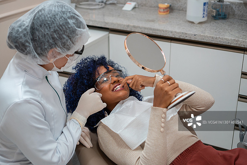 患者向牙医展示牙齿图片素材