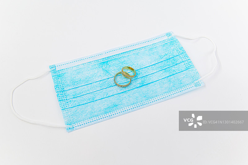 口罩上的两枚结婚戒指图片素材