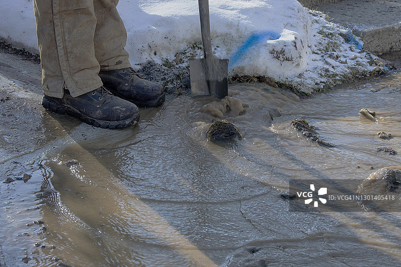 冬季水管爆裂的痕迹图片素材