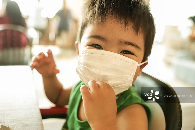 戴口罩的亚洲小男孩肖像图片素材