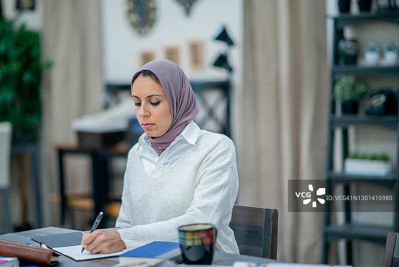 忙于规划业务战略的女商人图片素材