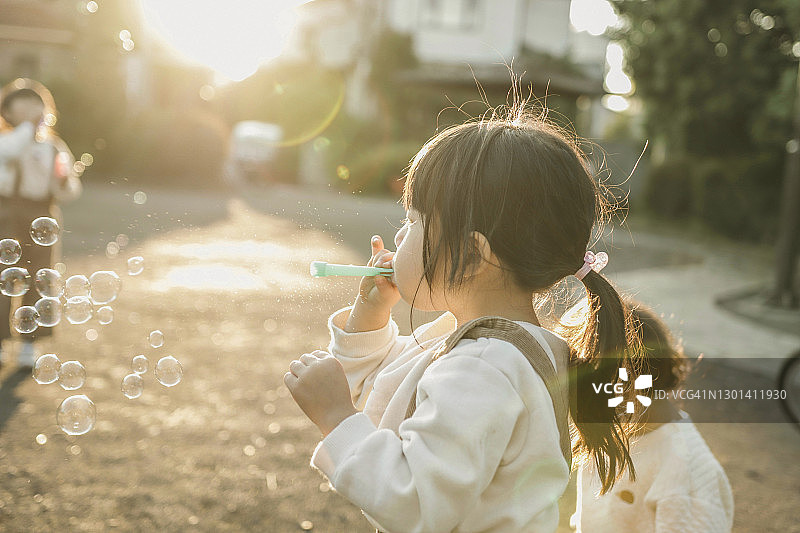 吹泡泡的小女孩肖像图片素材