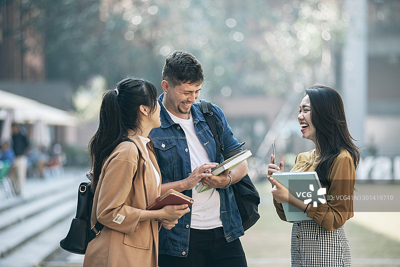大学生在学校图片素材