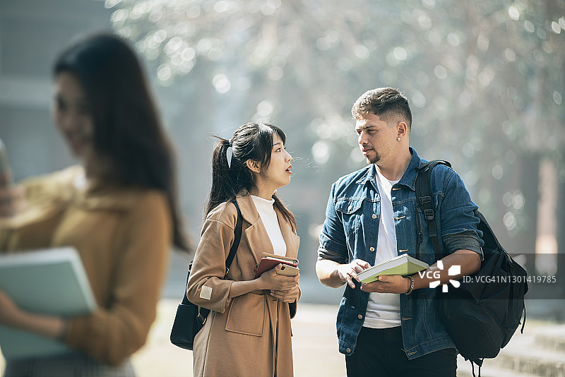 大学生在学校图片素材