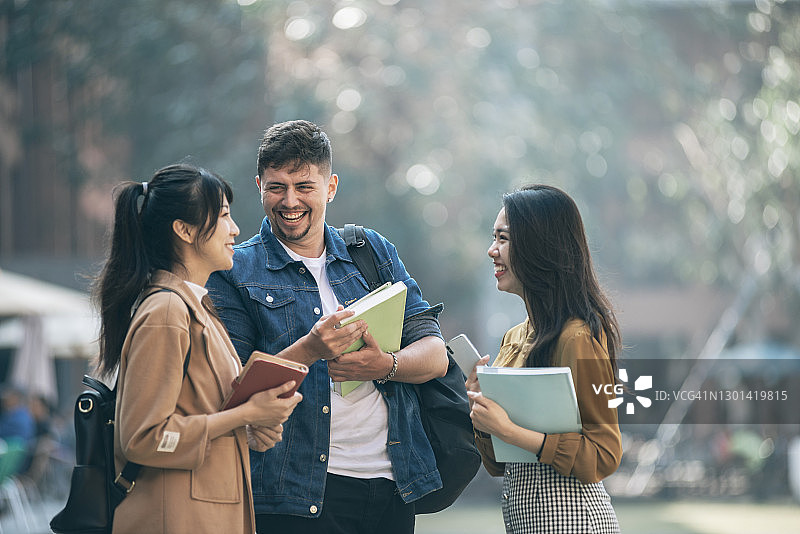 大学生在学校图片素材