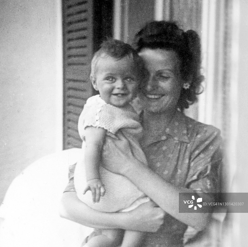 复古照片：微笑的母女图片素材