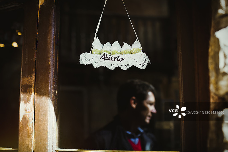 商店橱窗中的营业中标志图片素材