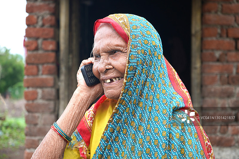 使用手机的印度农村老年妇女图片素材
