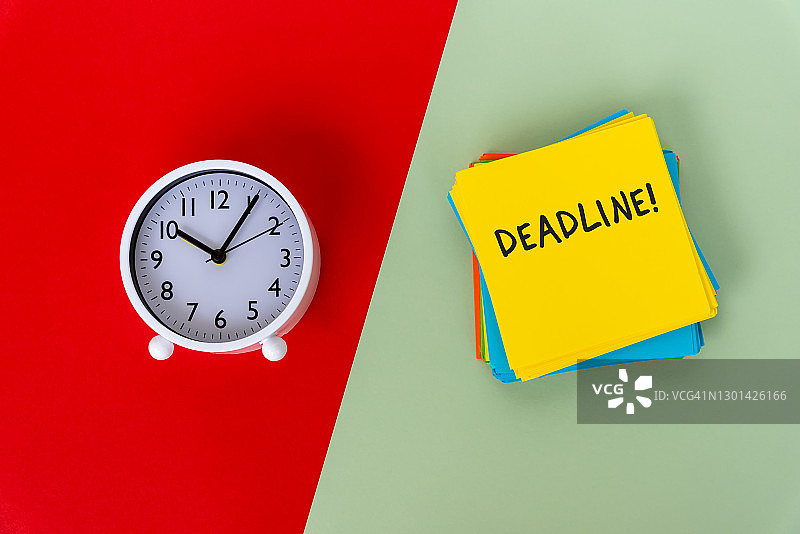 纸上的截止日期文字 - 绿色和红色背景图片素材