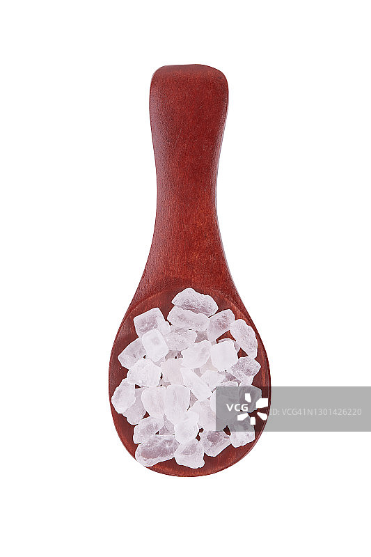 白色背景上的木勺和盐图片素材