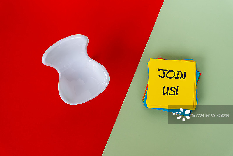 纸条上的“加入我们” - 黄色和绿色背景图片素材