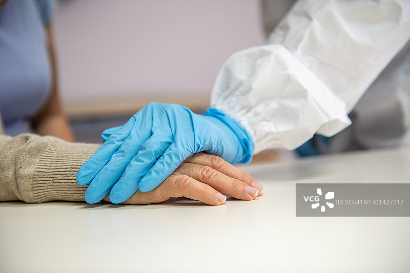 医护人员给予患者支持和关爱图片素材