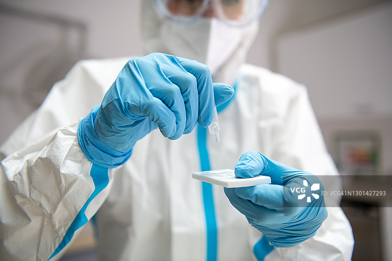 医疗专家进行新冠病毒抗原检测图片素材