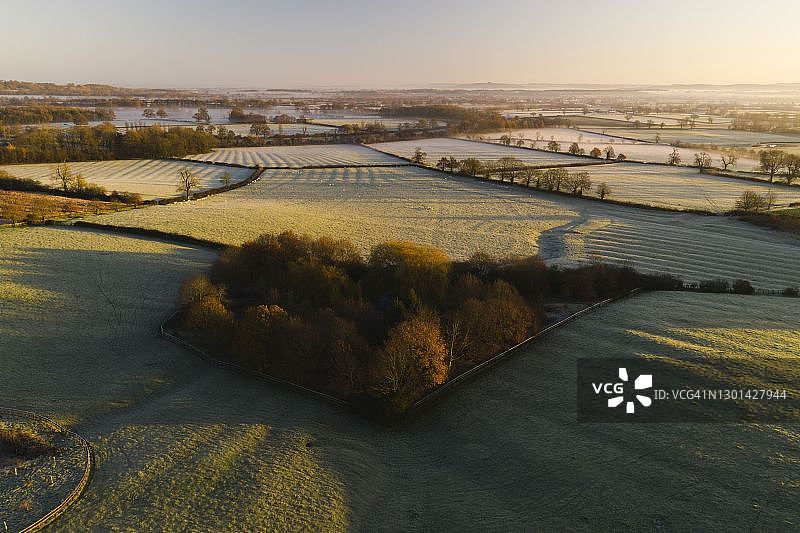 科茨沃尔德朗伯勒英格兰农田和乡村鸟瞰图图片素材