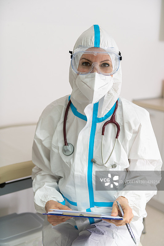 医疗保健：穿着新冠防护装备的女医生肖像图片素材
