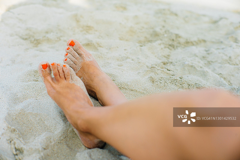 沙滩上的女人足部图片素材
