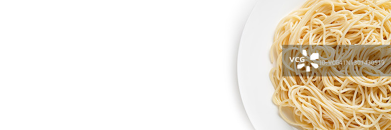 陶瓷盘中的意面或意大利面（白色背景或桌面），素食概念，banner图片素材