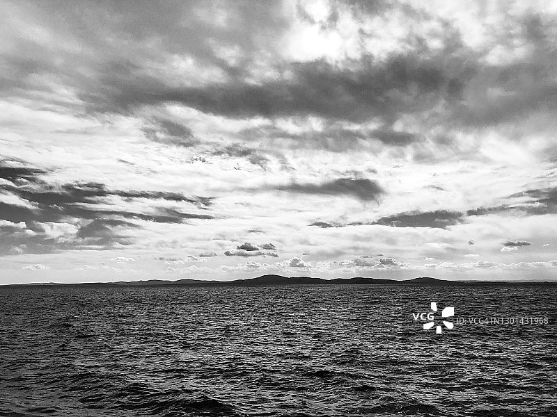 冬海雨临之前图片素材