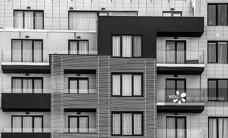 城市住宅区中的现代新建筑图片素材