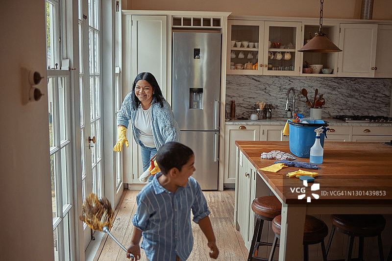 大家一起参与春季大扫除！图片素材