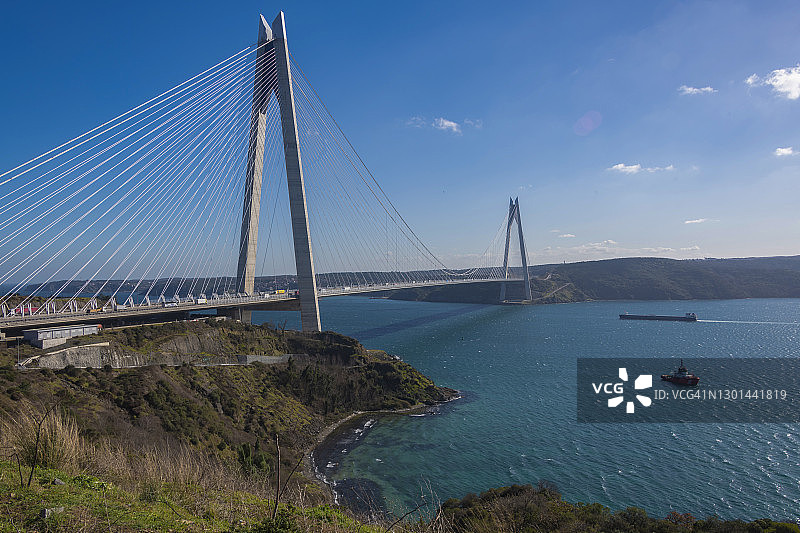 伊斯坦布尔博斯普鲁斯海峡上的亚武兹苏丹塞利姆大桥图片素材