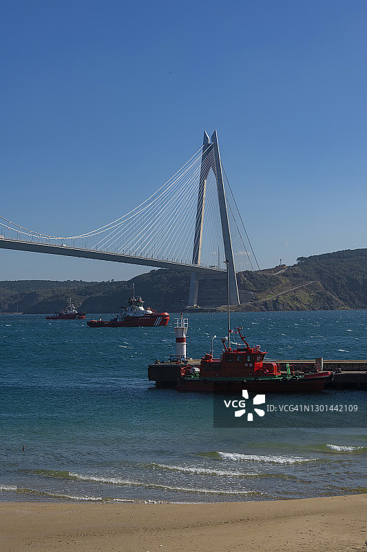 伊斯坦布尔博斯普鲁斯海峡上的亚武兹苏丹塞利姆大桥图片素材