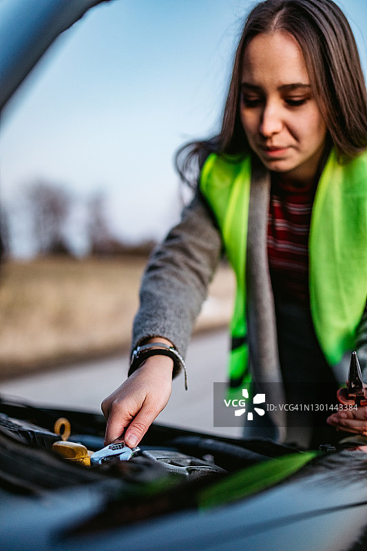 检查汽车机油的女人图片素材