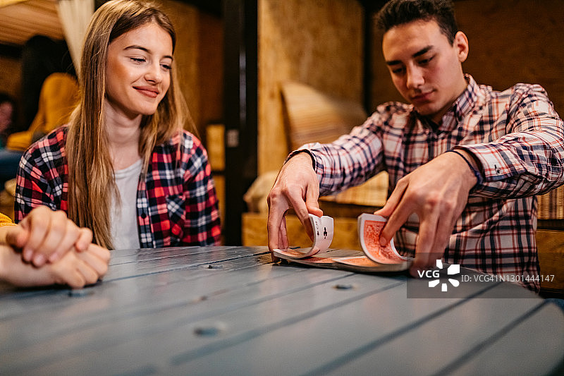 年轻男人洗牌图片素材