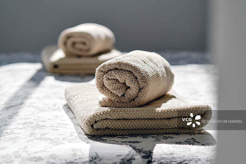 两条新鲜干净的折叠卷毛巾特写图片素材