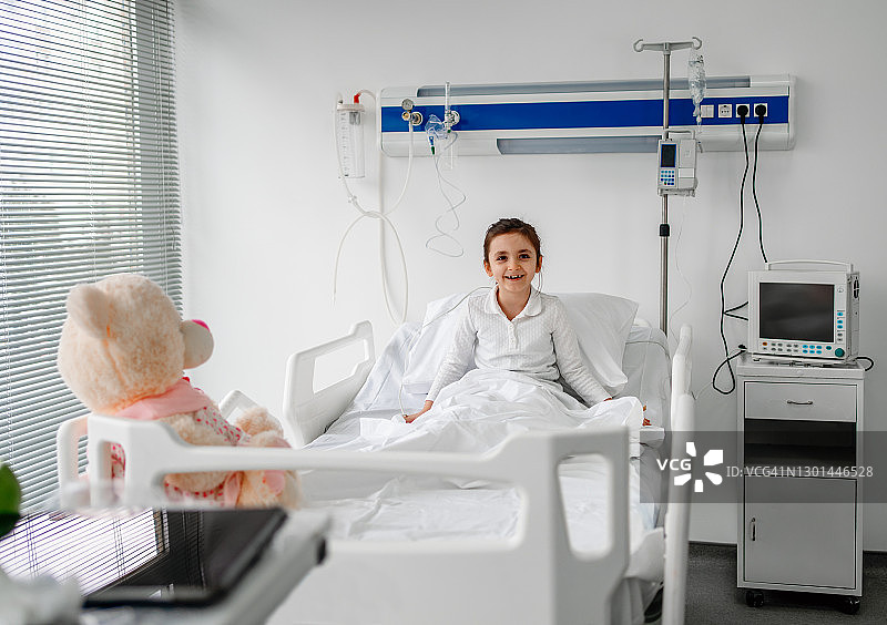 在儿童医院病床上生病的可爱小女孩图片素材