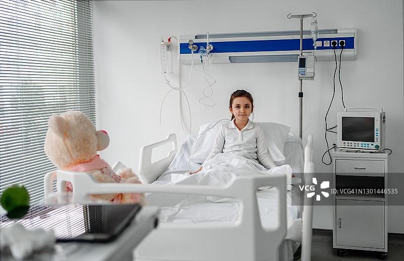 在儿童医院病床上生病的可爱小女孩图片素材