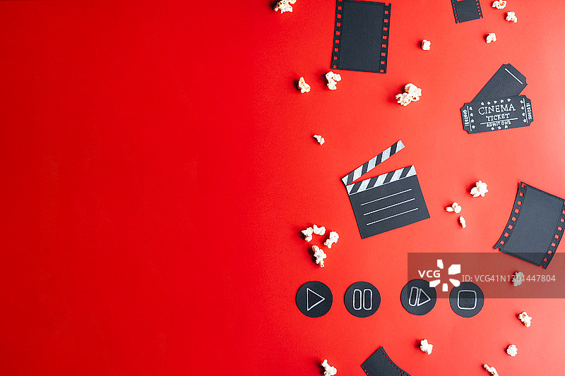 红色背景上的电影用具和爆米花图片素材