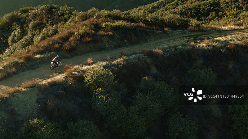 山脊上的骑行者无人机航拍图片素材