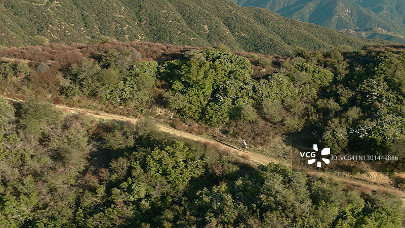 圣加布里埃尔山脉的骑自行车者 - 航拍图片素材