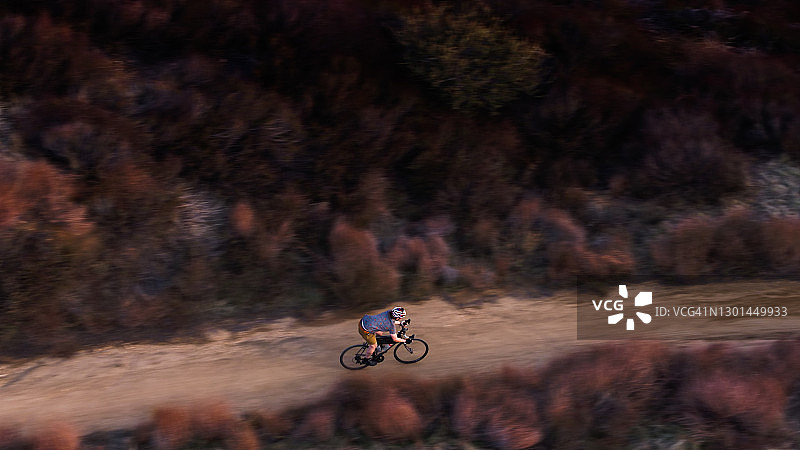 山地自行车手鸟瞰图图片素材