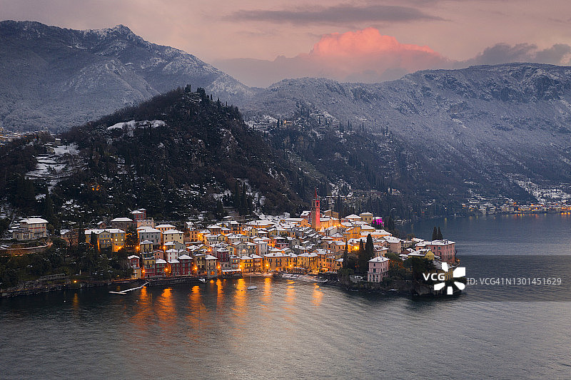 科莫湖，冬季白雪覆盖的瓦伦纳小镇日出图片素材