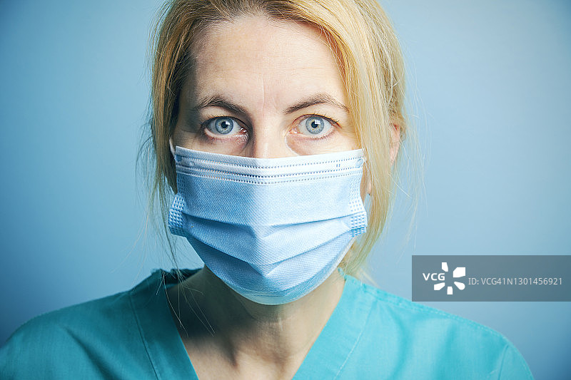 戴着口罩和手术服的女医务工作者图片素材