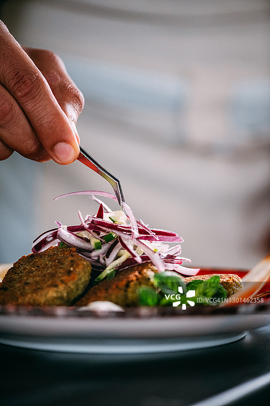 厨师正在准备沙拉三明治图片素材