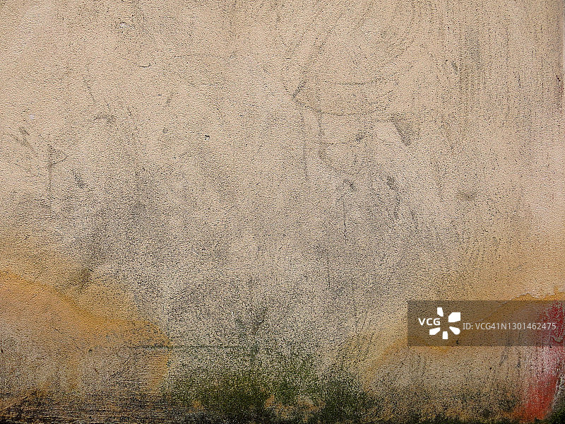 带有铜绿和绿色苔藓的巴黎混凝土墙面纹理图片素材