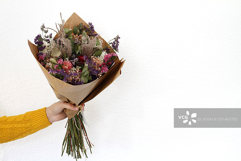 手持干花花束的女人图片素材