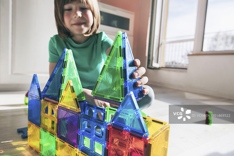 男孩玩积木图片素材