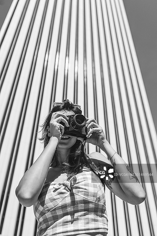 黑白女人拍照照片图片素材