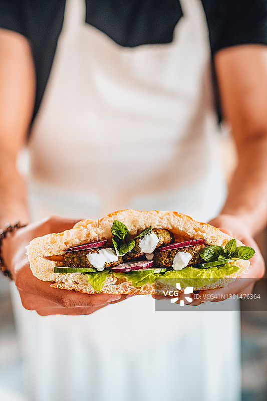 皮塔饼中的油炸鹰嘴豆和新鲜蔬菜图片素材