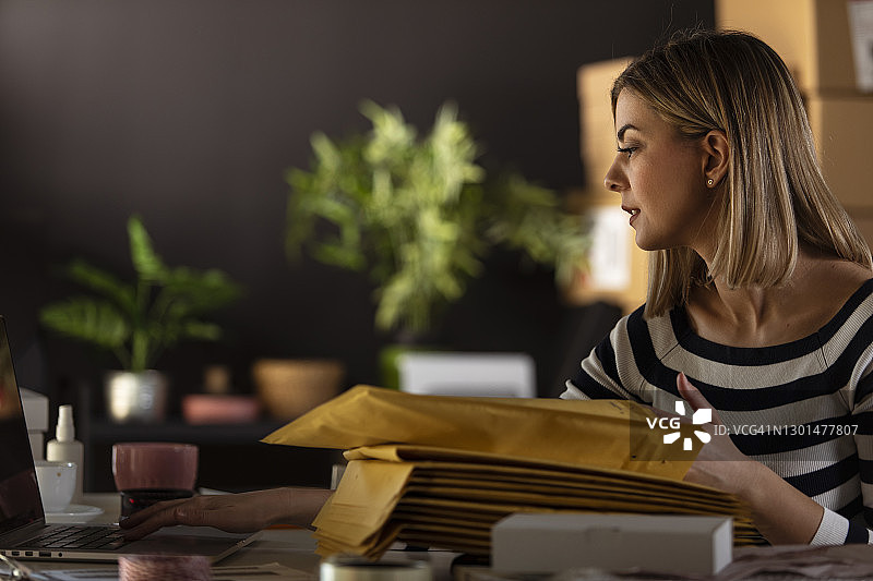 用笔记本电脑打包订单图片素材